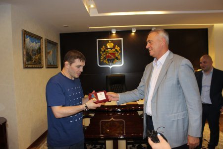 Борис Албегов вручил Марату Балаеву нагрудный знак «Владикавказ – город воинской Славы»
