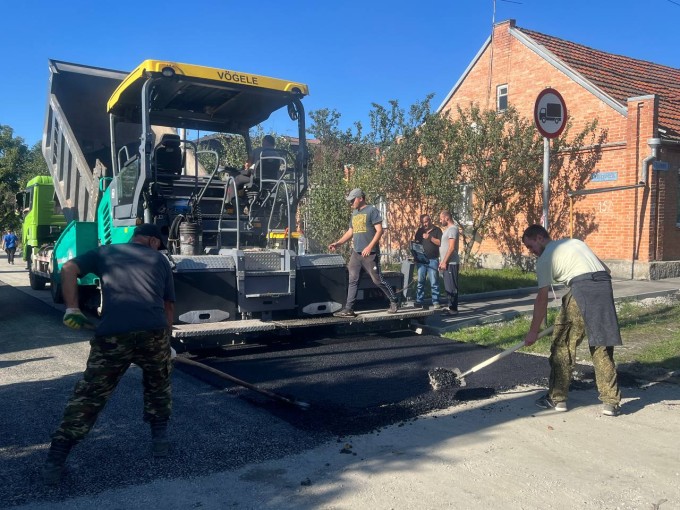 Завершаем ремонт дорожного полотна на участке улицы Щорса от улицы Калинина до улицы Зои Космодемьянской общей протяжённостью 500 метров. 