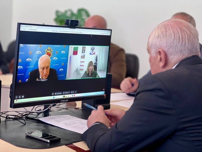 Под председательством главы АМС г.Владикавказа Вячеслава Мильдзихова состоялось совещание в режиме ВКС с главой Черниговского муниципального образования Запорожской области Илоной Щипенко. 