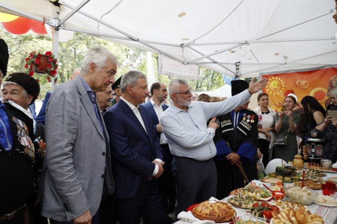 Во Владикавказе проходят праздничные народные гуляния