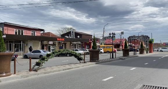 Завершилось строительство и благоустройство новой разделительной полосы на участке дороги по улице Хаджи Мамсурова от Проспекта Коста до ул. Колка Кесаева.