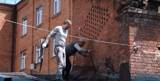 АМС Владикавказа починила крышу подсобки семье участника СВО