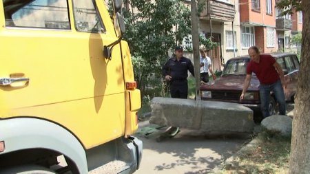 Самовольное ограничение въезда во дворы многоквартирных является нарушением