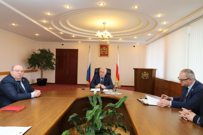 Вячеслав Мильдзихов провел еженедельное аппаратное совещание. 