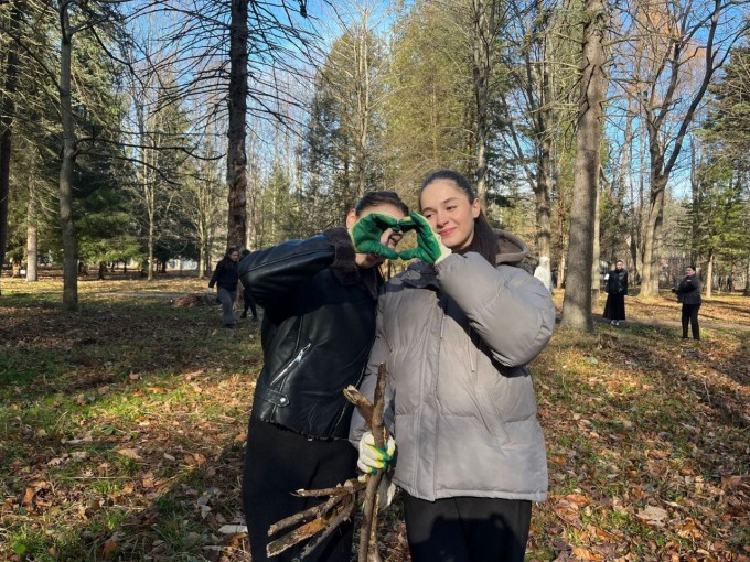 Более 200 человек вышли на массовый субботник в парке «Дендрарий»  