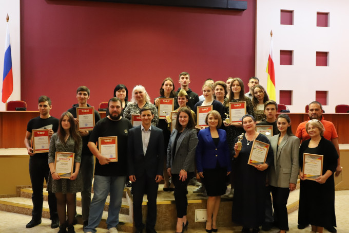 В администрации Владикавказа наградили лауреатов конкурса «Песни военных лет 2021»