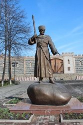 Установлен в 2007 году 
в день города на площади Штыба. 
Памятник Дзаугу Бугулову, основателю поселения "Осетинская слободка", возле которого затем была построена крепость Владикавказ, а также мемориальный комплекс, рассказывающий об этапах становления Владикавказа вплоть до момента, когда императором Александром Вторым был подписан Указ о придании крепости статуса города.