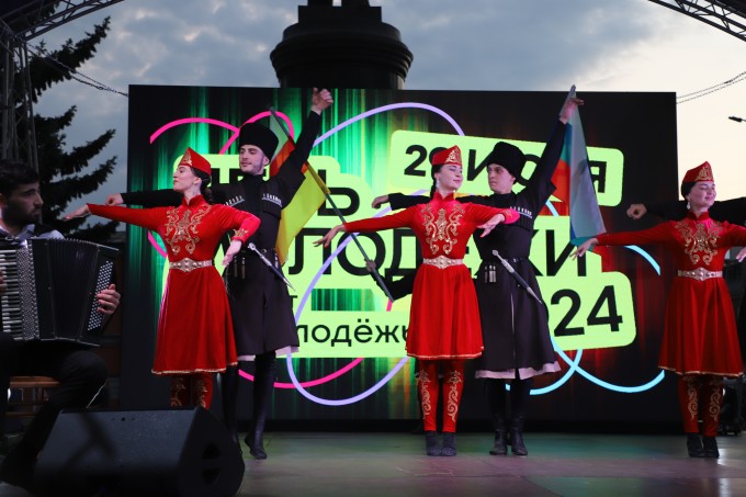 На Площади Ленина прошел концерт, приуроченный к празднованию Дня молодежи. 