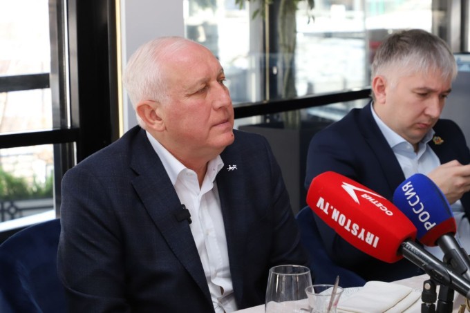 Вячеслав Мильдзихов: Сегодняшнее утро посвятил общению с журналистами.