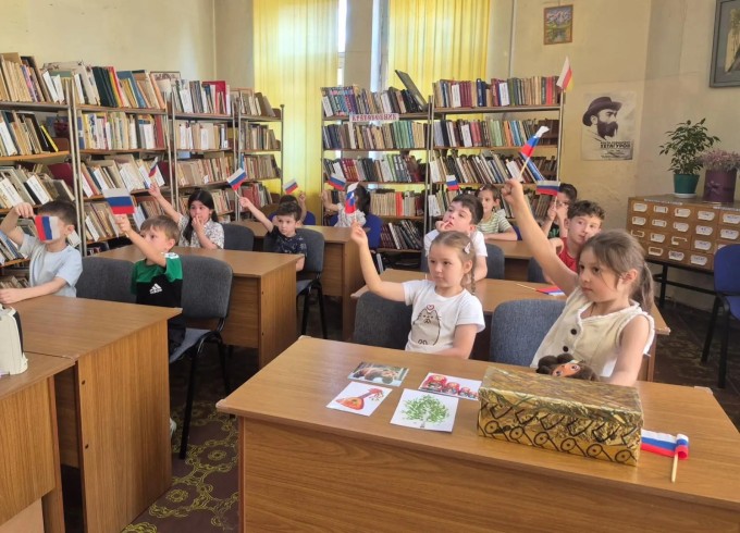В филиале № 15 Центральной городской библиотеки Владикавказа отметили День Государственного флага РФ.