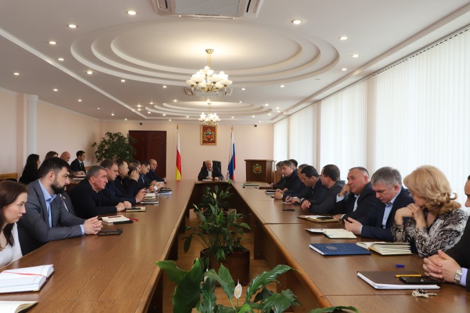 Вячеслав Мильдзихов провел еженедельное аппаратное совещание. 