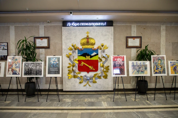 В холле АМС Владикавказа представлена выставка «Беслан. Помним», где представлены работы учащихся Детской художественной школы им. С. Д. Тавасиева.