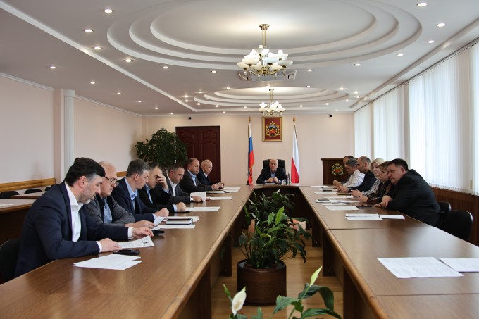 В мэрии Владикавказа обсудили готовность пришкольных лагерей к лету 