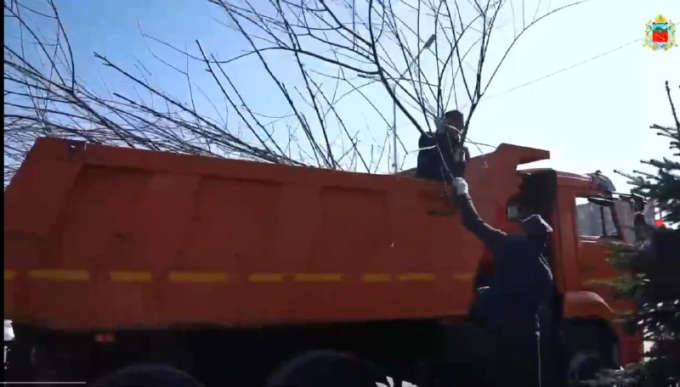 На территории Парка Победы прошел масштабный субботник