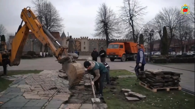 На площади Штыба обновляют арт-объект «Карта города Владикавказа»   