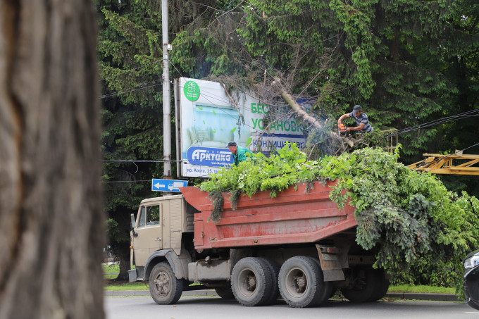 Во Владикавказе ликвидируют последствия сильного ветра