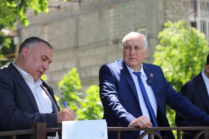 Вячеслав Мильдзихов провел объезд объектов капитального строительства и благоустройства города.