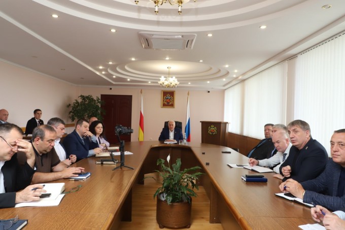 Глава АМС г. Владикавказа провел еженедельное аппаратное совещание