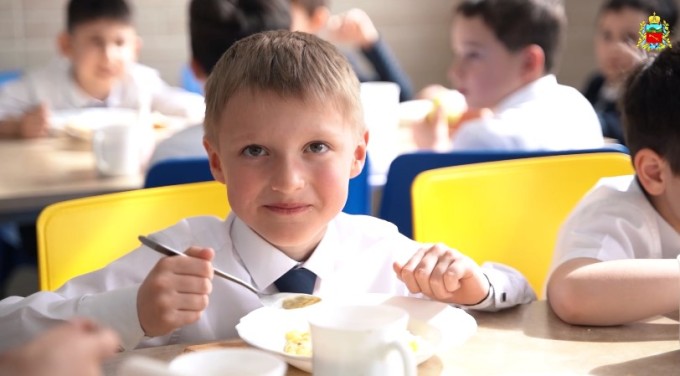 Котлеты с сыром и шоколадное масло: что нового появится в школьном меню 