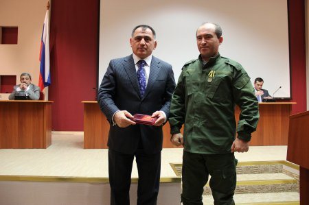 Махарбек Хадарцев вручил Аслану Кайтукову высшую награду Владикавказа