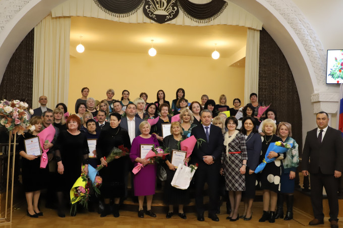 Учителей Владикавказа поздравили с профессиональным праздником
