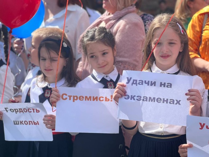 Последний звонок прозвенел в школах столицы Северной Осетии. 