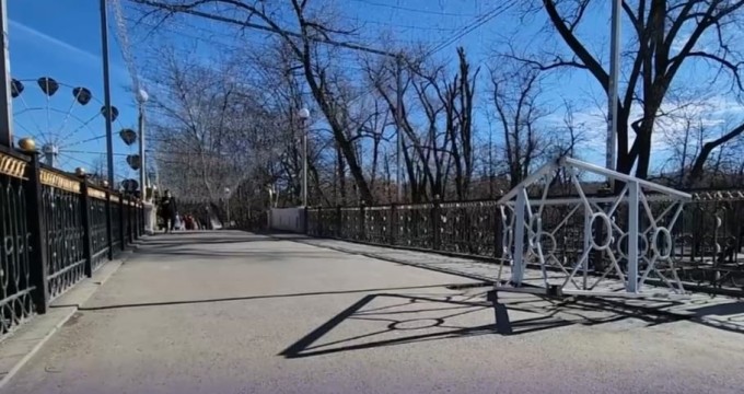 На мосту Кладки  (напротив гостиницы «Владикавказ») специалисты завершили первичные работы по устранению провала дорожного покрытия. 