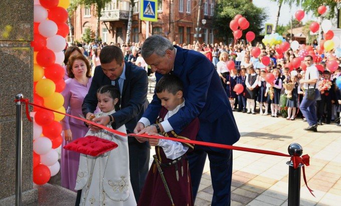 Глава Северной Осетии Вячеслав Битаров принял участие в торжественном открытии школы №27