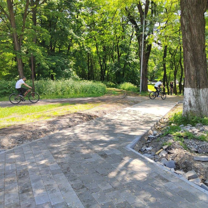 Во Владикавказе продолжаются работы по благоустройству аллеи по проспекту Коста в районе самой южной трамвайной остановки.  