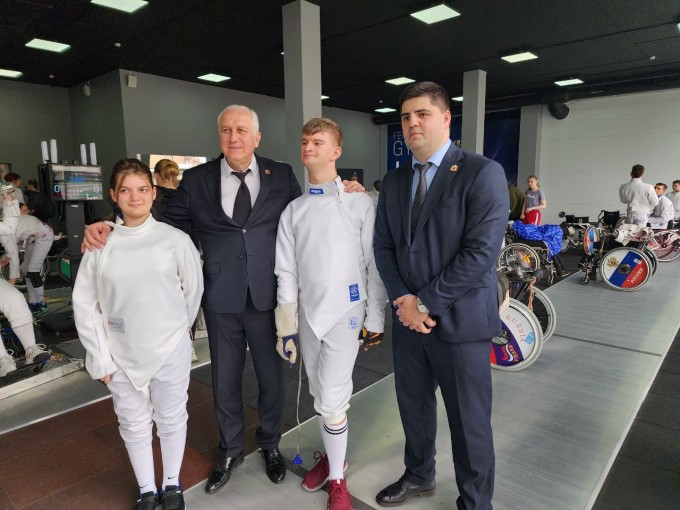 Во Владикавказе стартовали Всероссийские детско-юношеские соревнования среди лиц с поражением опорно-двигательного аппарата по фехтованию на призы Федерации спорта лиц с поражением ОДА и Администрации Владикавказа. 