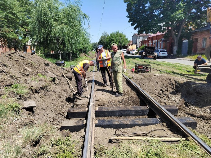Во Владикавказе на участке от улицы Гадиева до ОЗАТЭ меняют шпалы