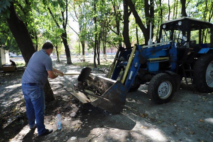 Сквер Гагарина во Владикавказе благоустраивается