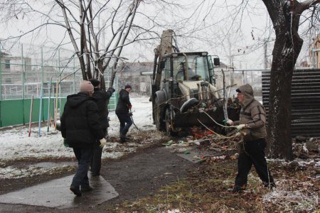 Жители дома на пр. Доватора, 248 провели субботник