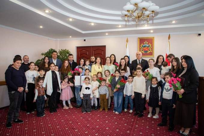 Вячеслав Мильдзихов: Шестнадцать молодых владикавказских семей получили сегодня сертификаты на улучшение жилищных условий.