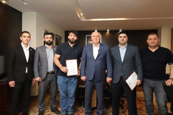 Вячеслав Мильдзихов поздравил Инала Тасоева. 