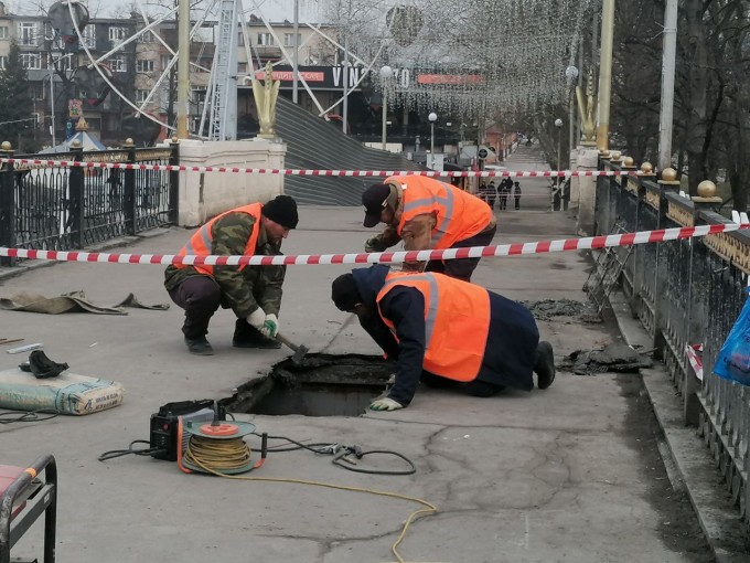 Специалисты АМС Владикавказа приступили к экстренным ремонтным работам на мосту Кладки