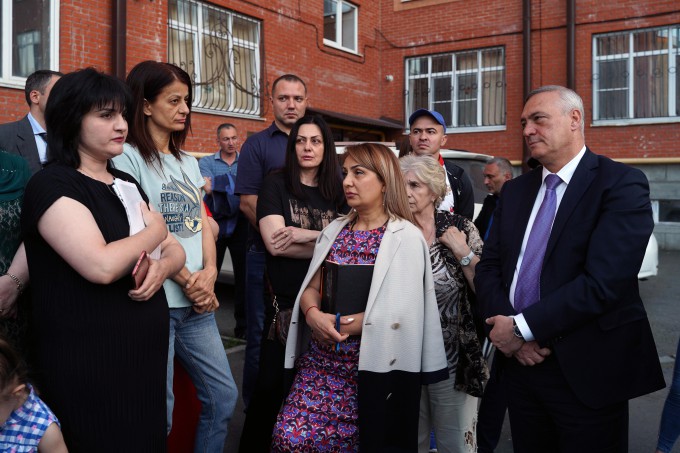 Борис Албегов встретился с жителями Цветочного бульвара