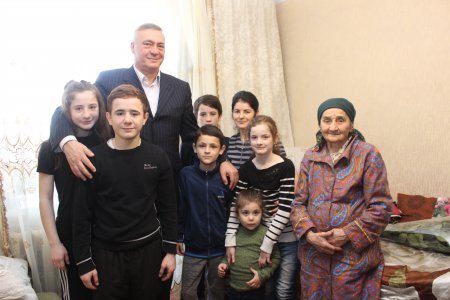 Борис Албегов поздравил в День Матери многодетную мать