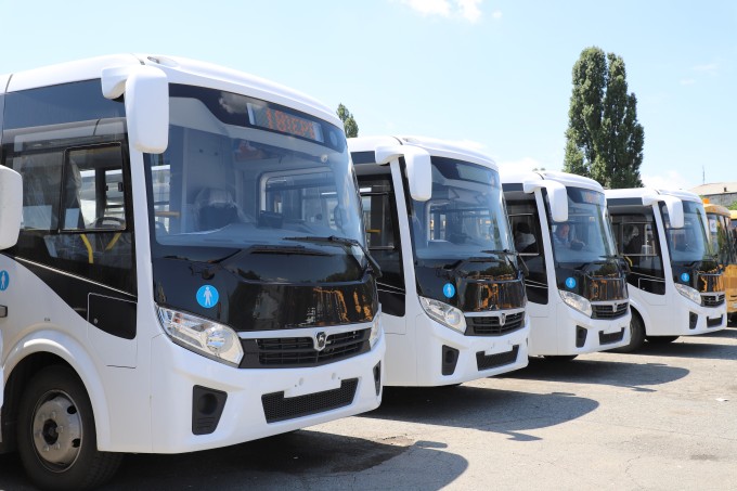 По программе обновления общественного транспорта во Владикавказ прибыли шесть автобусов ПАЗ Vector Next.