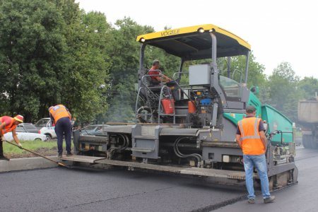 На крупной магистрали Владикавказа идет замена асфальтового полотна