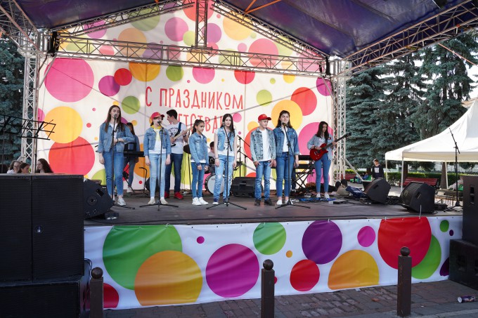 Во Владикавказе проходят народные гуляния