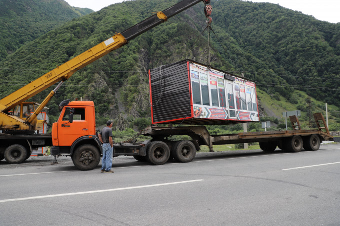 В п.Нижний Ларс начата активная работа по сносу незаконно установленных НТО 