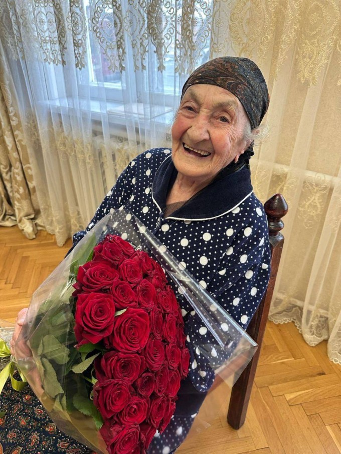 Столетняя жительница Владикавказа сама печет осетинские пироги и готовится встречать День Победы. 