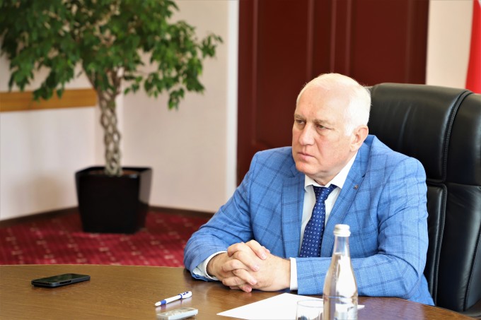 Вячеслав Мильдзихов провел еженедельное аппаратное совещание в АМС г. Владикавказа.