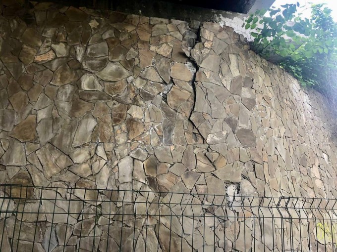 В целях безопасности перекрыт проход под Чапаевским мостом. 