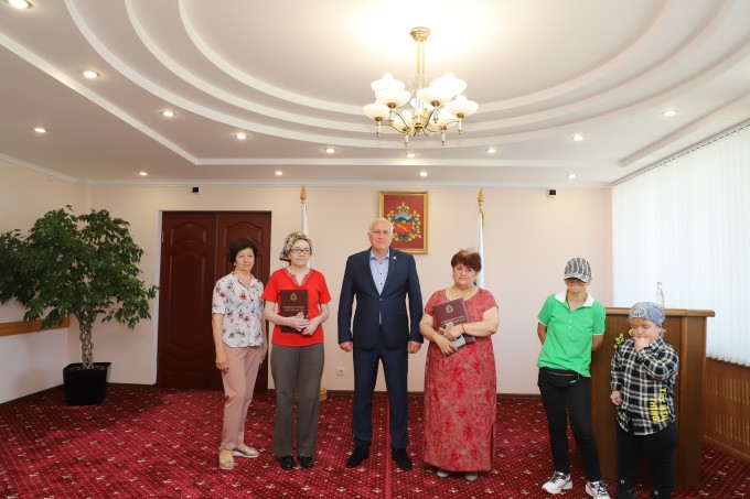 Вячеслав Мильдзихов вручил ключи от квартир шести городским семьям.