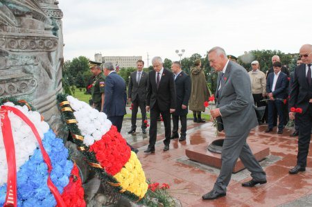 Во Владикавказе возложили цветы к Вечному огню