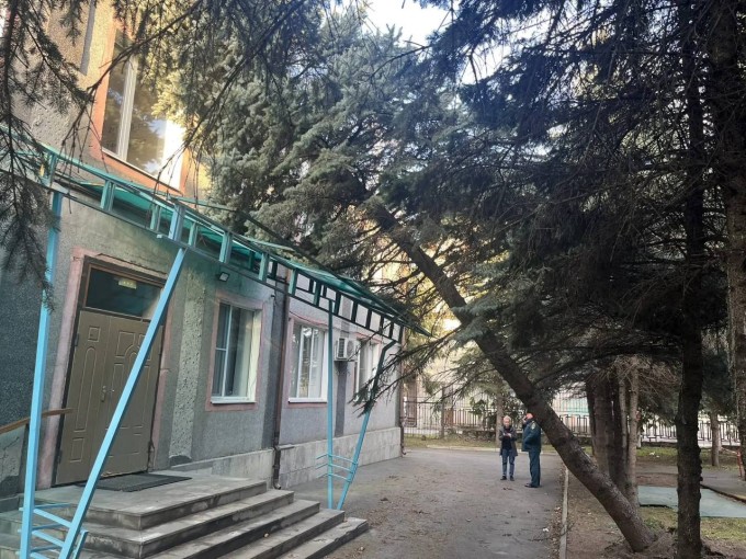  Весь день городские службы продолжали ликвидировать последствия непогоды во Владикавказе.