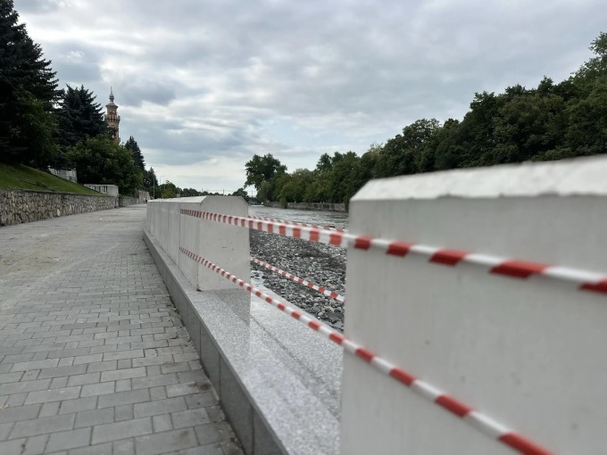 Приступили к установке ограждения на набережной Терека от Чугунного моста до Суннитской мечети