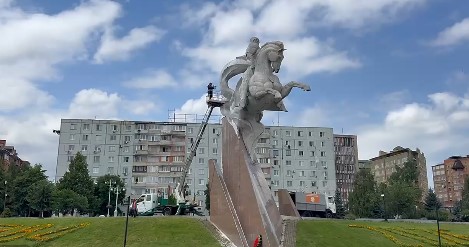 Сотрудники ВМБУ «Спецэкосервис» привели в порядок монумент Иссе Плиеву на набережной Терека по улице Коцоева 